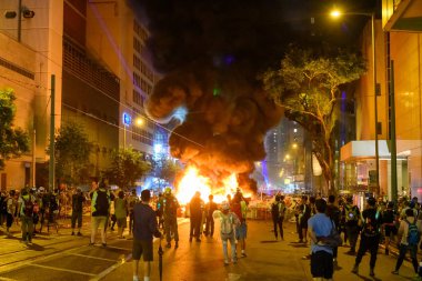 Hong Kong'da iade yasasına karşı protesto başka bir dönüştü