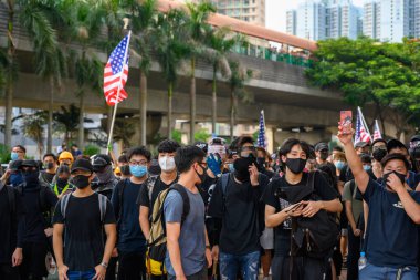 Tin Shui Wai'de polis şiddetine karşı protesto.