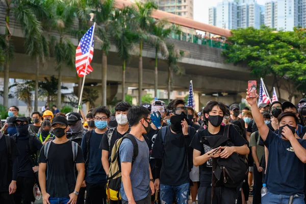 Tin Shui Wai'de polis şiddetine karşı protesto.