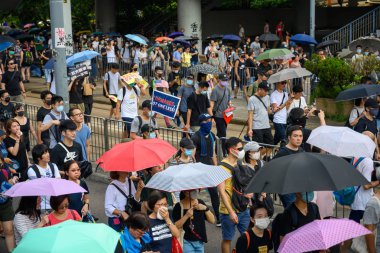 Hong Kong'da iade yasasına karşı protesto başka bir dönüştü