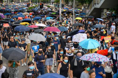 Hong Kong'da iade yasasına karşı protesto başka bir dönüştü
