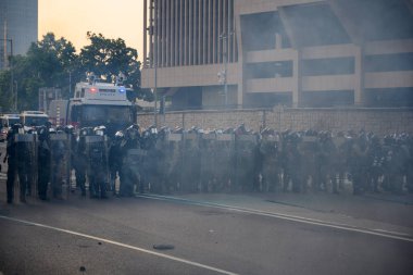Hong Kong'da iade yasasına karşı protesto başka bir dönüştü