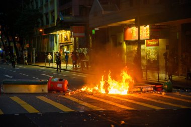Hong Kong'da iade yasasına karşı protesto başka bir dönüştü