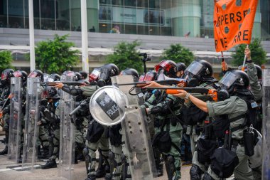 Hong Kong'da iade yasasına karşı protesto başka bir dönüştü