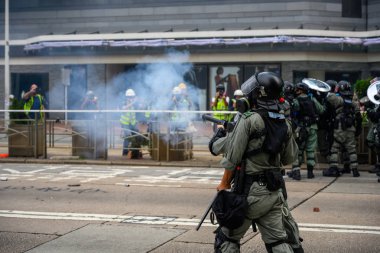 Hong Kong'da iade yasasına karşı protesto başka bir dönüştü