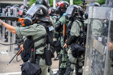 Hong Kong'da iade yasasına karşı protesto başka bir dönüştü