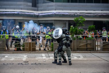 Hong Kong'da iade yasasına karşı protesto başka bir dönüştü