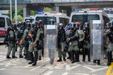 Hong Kong'da iade yasasına karşı protesto başka bir dönüştü