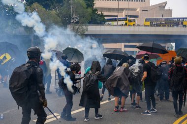 Hong Kong'da iade yasasına karşı protesto başka bir dönüştü
