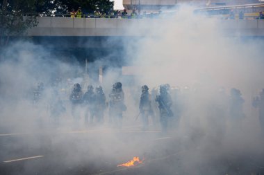 Hong Kong'da iade yasasına karşı protesto başka bir dönüştü