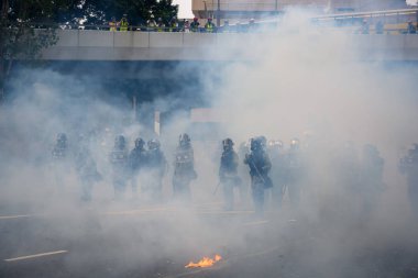 Hong Kong'da iade yasasına karşı protesto başka bir dönüştü