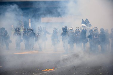 Hong Kong'da iade yasasına karşı protesto başka bir dönüştü