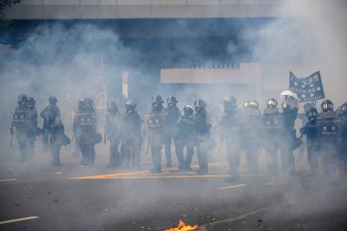 Hong Kong'da iade yasasına karşı protesto başka bir dönüştü