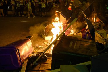 Hong Kong'da iade yasasına karşı protesto başka bir dönüştü