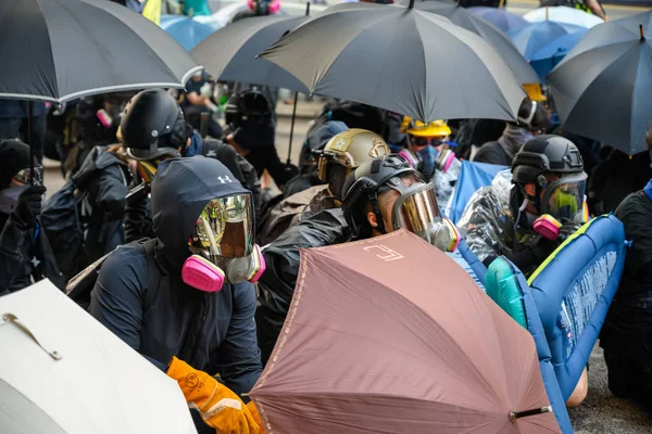 Hong Kong'da iade yasasına karşı protesto başka bir dönüştü