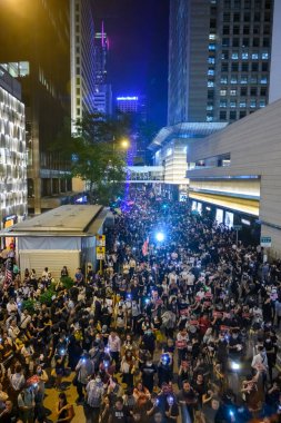 130 binden fazla protestocu Ce 'de barışçıl bir miting için toplandı.