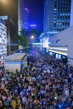 130 binden fazla protestocu Ce 'de barışçıl bir miting için toplandı.
