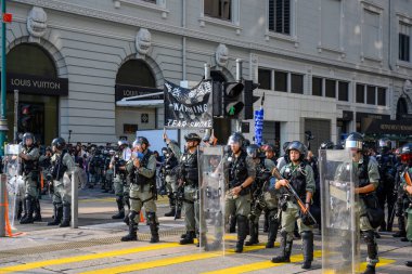 Polis, T 'de polis karşıtı şiddet olaylarına karıştı.