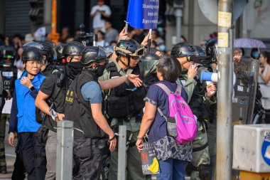 Polis, T 'de polis karşıtı şiddet olaylarına karıştı.