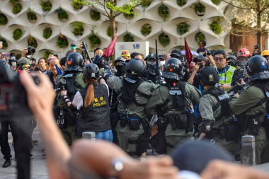 Polis, T 'de polis karşıtı şiddet olaylarına karıştı.