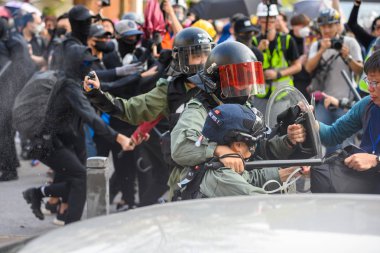 Polis, T 'de polis karşıtı şiddet olaylarına karıştı.