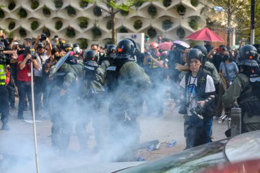 Polis, T 'de polis karşıtı şiddet olaylarına karıştı.