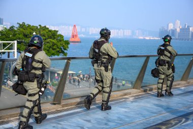 Polis, T 'de polis karşıtı şiddet olaylarına karıştı.