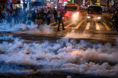 Polis, T 'de polis karşıtı şiddet olaylarına karıştı.