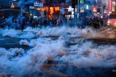 Polis, T 'de polis karşıtı şiddet olaylarına karıştı.