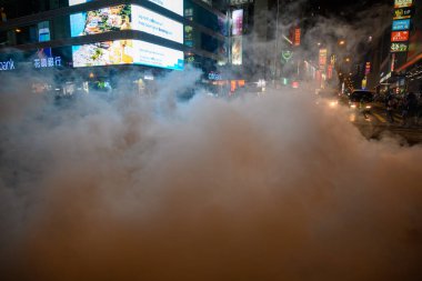 Polis, T 'de polis karşıtı şiddet olaylarına karıştı.