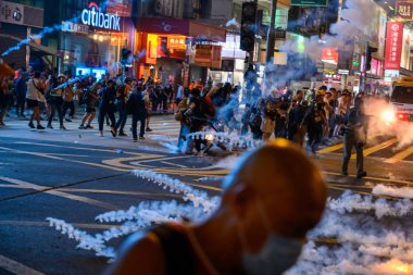 Polis, T 'de polis karşıtı şiddet olaylarına karıştı.