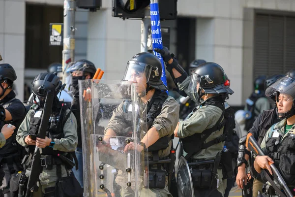 Polis, T 'de polis karşıtı şiddet olaylarına karıştı.