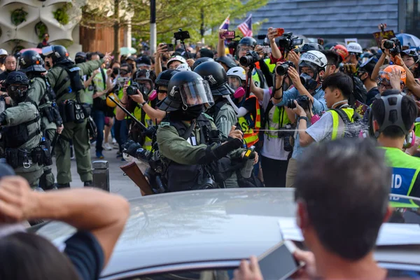 Police break into an Anti-Police violence peaceful assembly in T — ストック写真