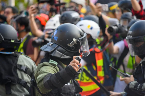 Police break into an Anti-Police violence peaceful assembly in T — ストック写真