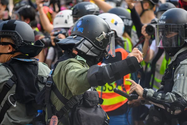 Police break into an Anti-Police violence peaceful assembly in T — Stock Photo, Image