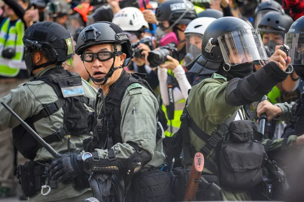 Policía irrumpe en una asamblea pacífica contra la violencia policial en T —  Fotos de Stock
