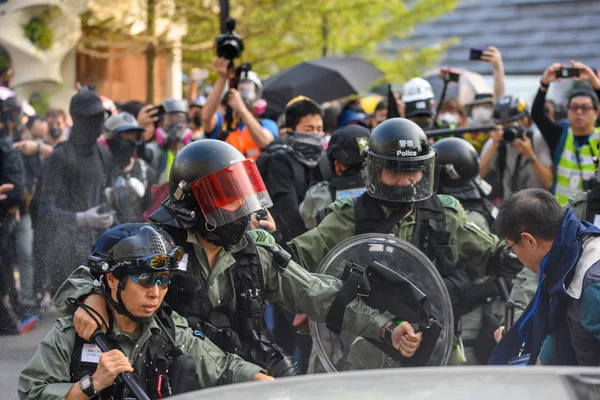 Policía irrumpe en una asamblea pacífica contra la violencia policial en T —  Fotos de Stock