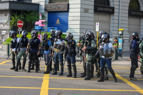 Polisen bröt sig in i en fredlig församling mot polisvåld i T — Stockfoto