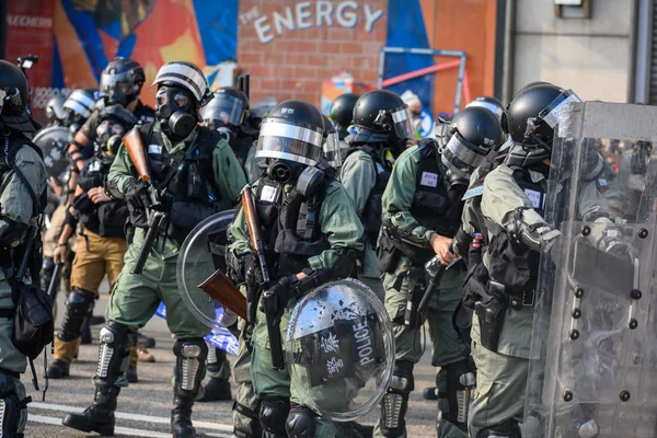 Policja włamuje się na pokojowe zgromadzenie antypolicyjne w T — Zdjęcie stockowe