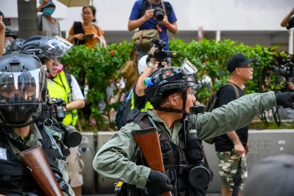 Policie se vloupala do mírového shromáždění proti policejnímu násilí v T — Stock fotografie