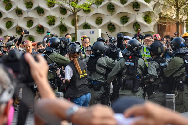 Policía irrumpe en una asamblea pacífica contra la violencia policial en T —  Fotos de Stock