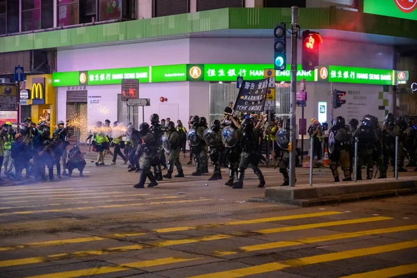 警方在T区闯入反警察暴力和平集会 — 图库照片