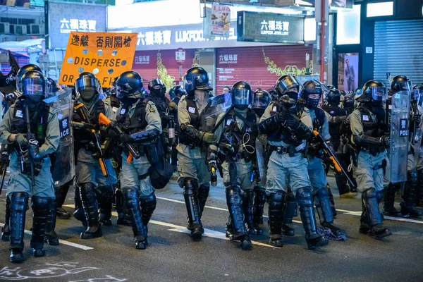 Politie breekt in bij anti-politiegeweld vreedzame vergadering in T — Stockfoto