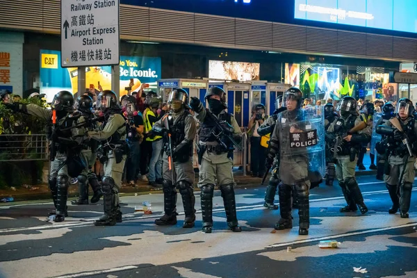 La polizia irrompe in un'assemblea pacifica anti-violenza della polizia in T — Foto Stock