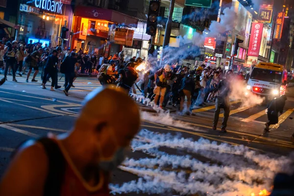 La police fait irruption dans une manifestation pacifique contre la violence policière à T — Photo