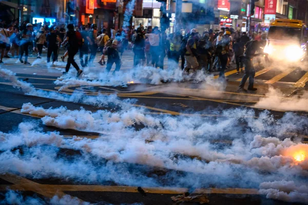 Polis, T 'de polis karşıtı şiddet olaylarına karıştı. — Stok fotoğraf
