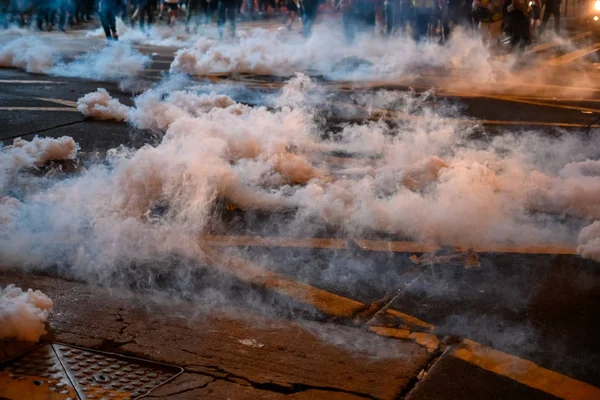 Polis, T 'de polis karşıtı şiddet olaylarına karıştı. — Stok fotoğraf