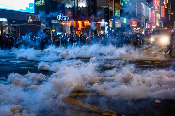 Polizei bricht in friedliche Versammlung gegen Polizeigewalt ein — Stockfoto