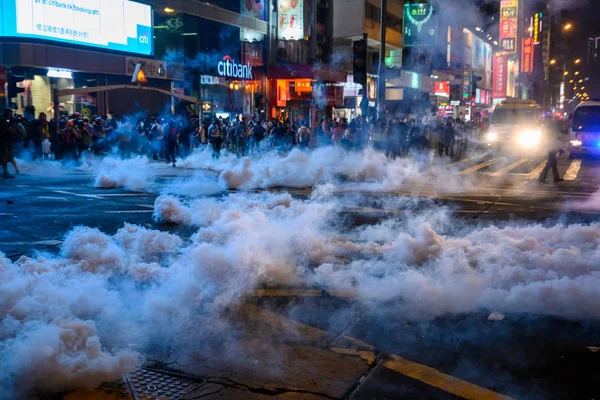 Polis, T 'de polis karşıtı şiddet olaylarına karıştı. — Stok fotoğraf