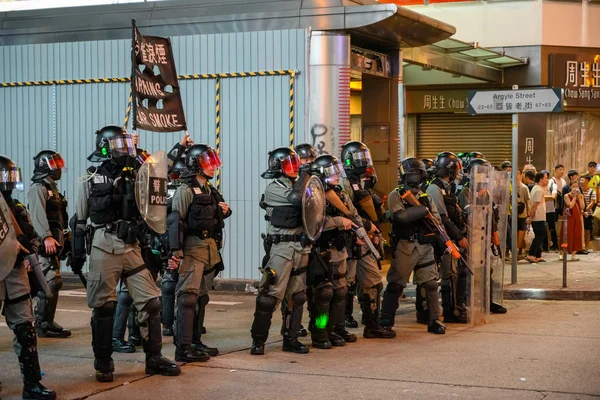 Поліція вривається в антиполіцейську акцію мирного насильства в Т. — стокове фото